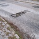 chýbajúci pás asfaltu na ceste